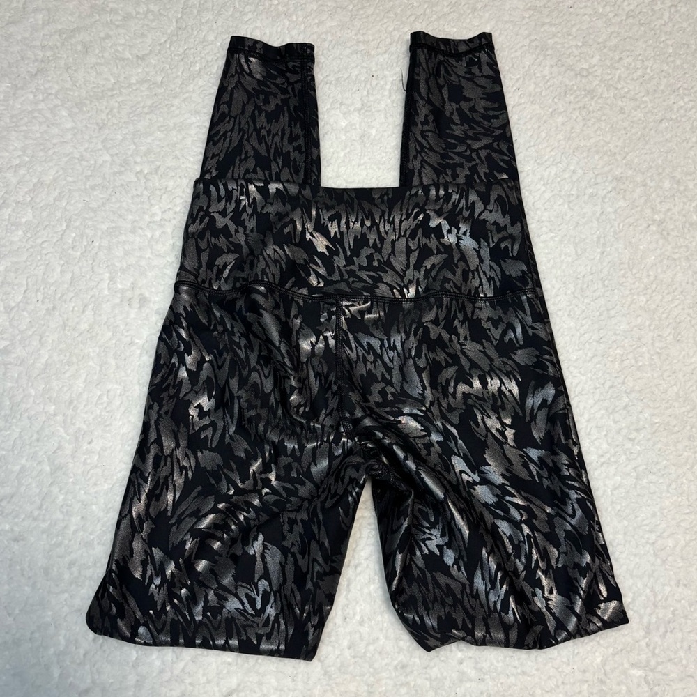 Old Navy Active Women High Rise Powersoft Foil-Print Leggings - Picture 6 of 8